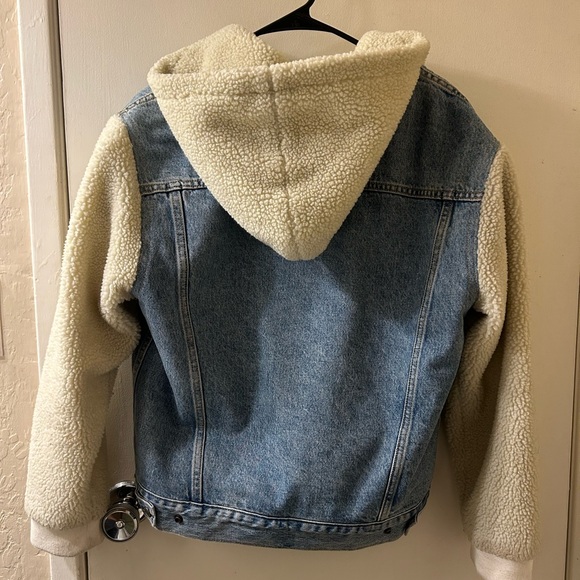 Levi’s Sherpa Sleeve Denim Trucker Jacket - Picture 3 of 6